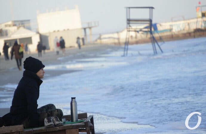 Зимнее море в Одессе, девушка у моря