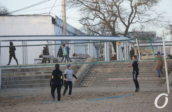 Зимнее море в Одессе, волейбол