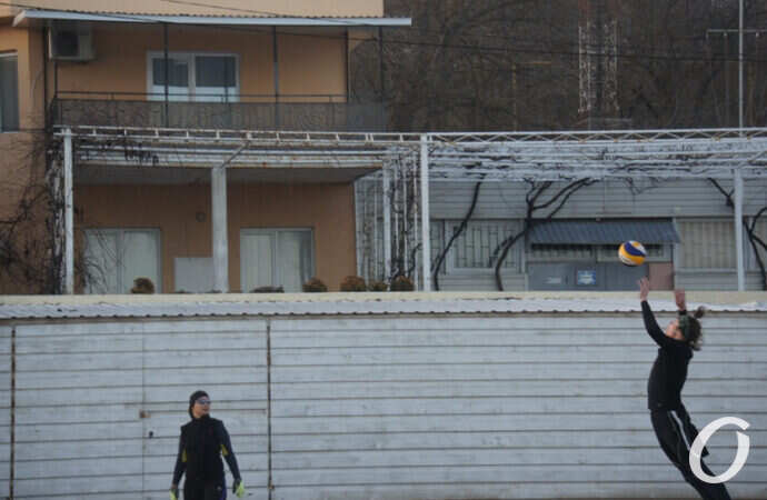 Зимнее море в Одессе, игра в волейбол