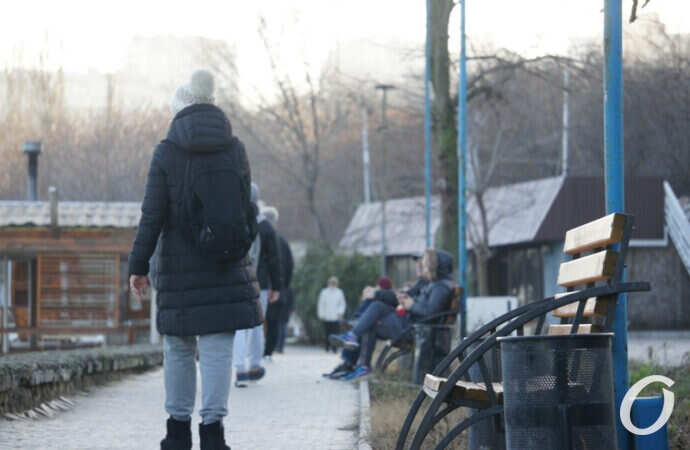 Зимнее море в Одессе, девушка