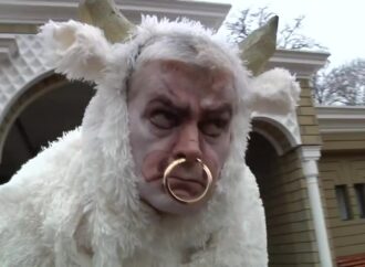 Директор Одесского зоопарка примерил рога быка в новогоднем клипе (видео)