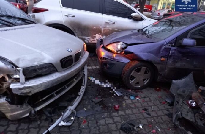 ДТП в Одессе: на Люстдорфской дороге BMW влетела в парковку и помяла три машины (фото)