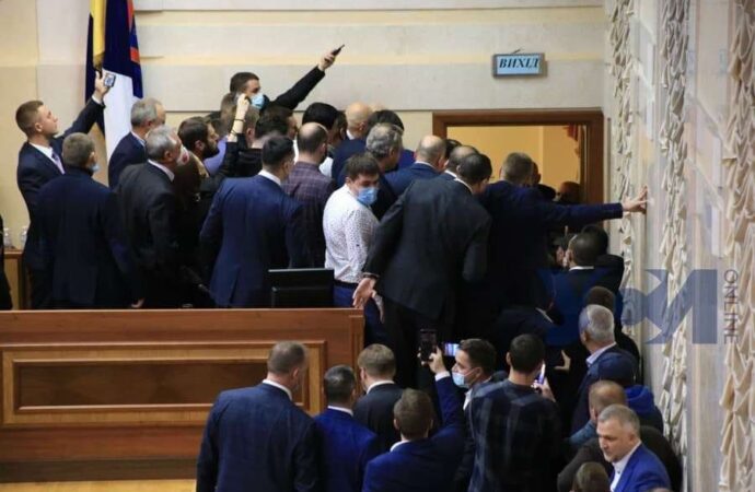 Страсти в Одесском облсовете: депутаты сломали двери и подрались (видео)