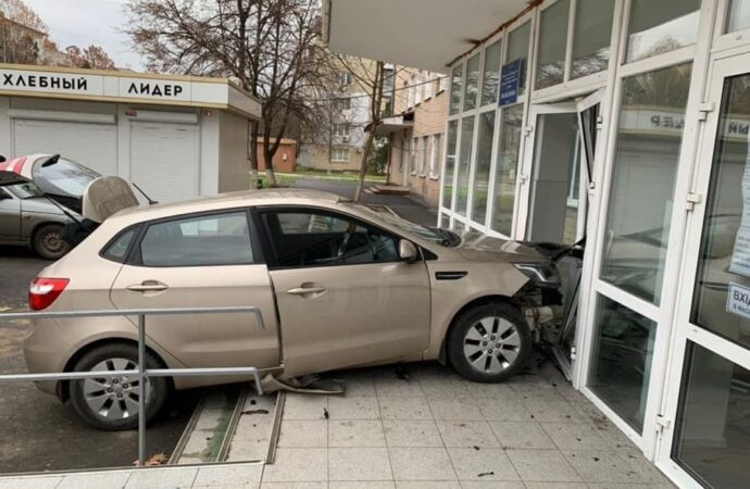 ДТП под Одессой: в Измаиле KIA заехала «на прием» в поликлинику (фото)