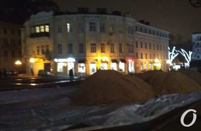 На Греческой площади в Одессе начали делать ледовый каток (фото)