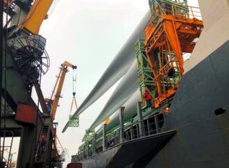 В порт «Южный» под Одессой прибыли 72-метровые лопасти для ветряков (фото)