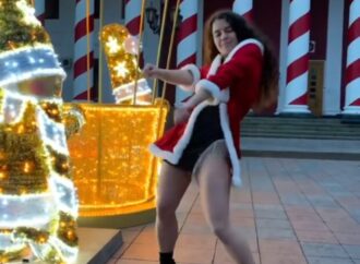 Одесситка в новогоднем костюме станцевала яркий тверк у елки на Думской площади (видео)