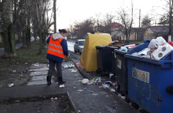 Одесские коммунальщики показали, как чистили город от новогоднего мусора (фото)