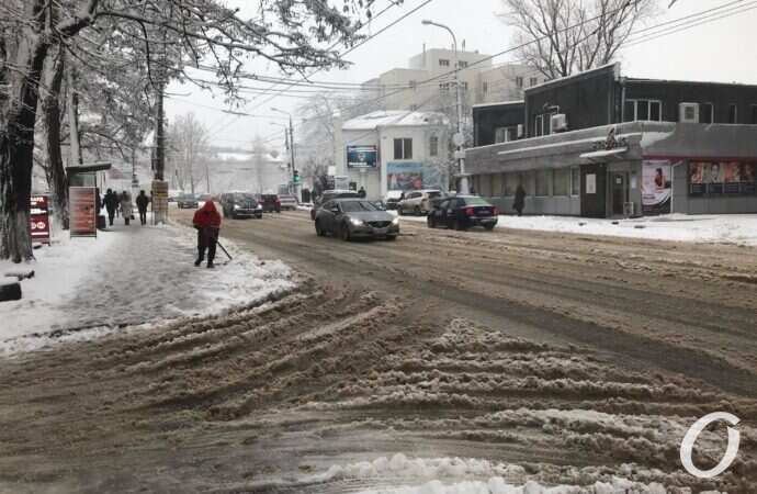 Снегопад в Одессе: въезд большегрузного транспорта в город ограничили