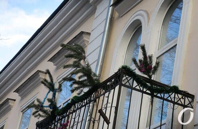 Одесса-1 января, украшенный балкон