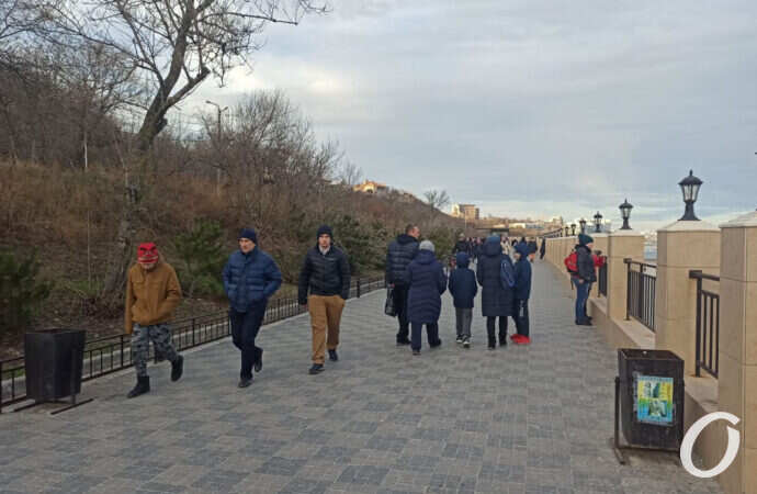 На побережье, люди гуляют