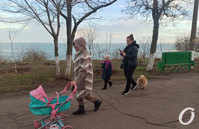 На побережье, прогулка с детьми