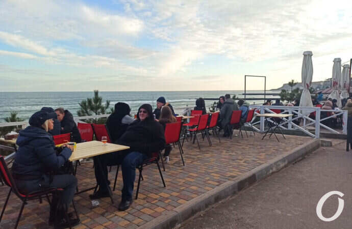 На побережье, в кафе