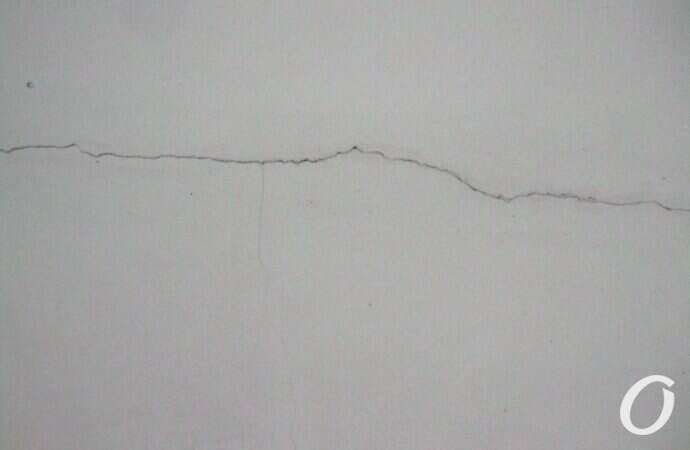 Воронцовская колоннада, трещина на крыше