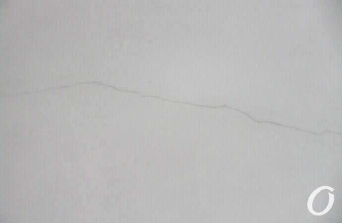 Воронцовская колоннада, трещина на потолке