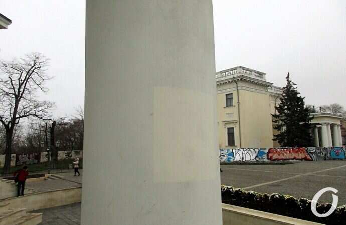 Воронцовская колоннада, колонна