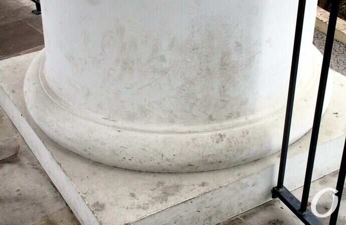 Воронцовская колоннада, низ колонны