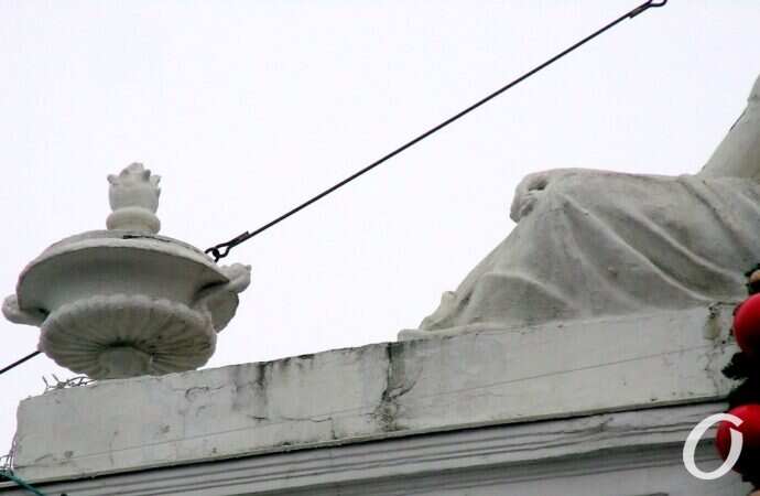 скульптуры День и Ночь, вазон и День