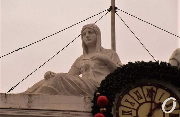 скульптуры День и Ночь, День без груди