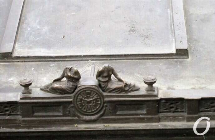 скульптуры День и Ночь, копии без голов