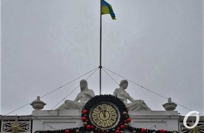 скульптуры День и Ночь, вид издали