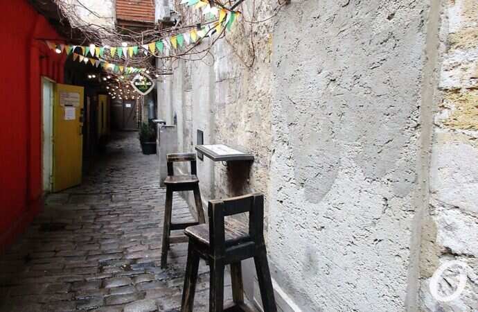 дворик Пассажа, стена