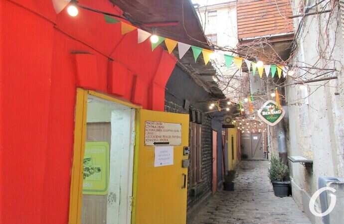 дворик Пассажа, флажки