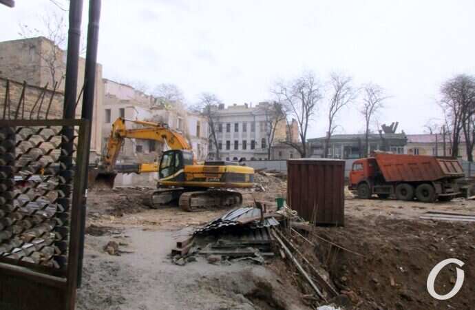 Дом на Торговой, экскаватор