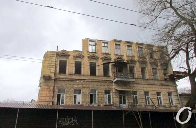 Дом на Торговой, стена