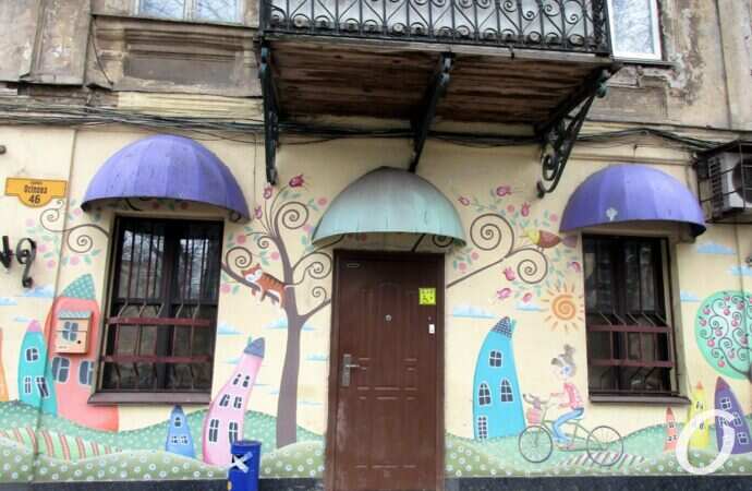 улица Осипова, дверь и окна с козырьками