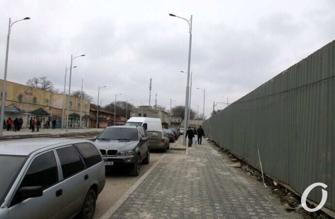 Новощепной ряд, забор, машины