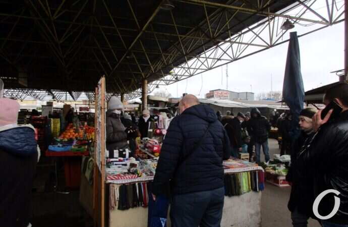 Локдаун на Привозе, овощи продают