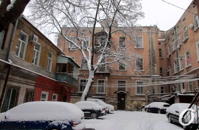 зима в центре Одессы, старый двор