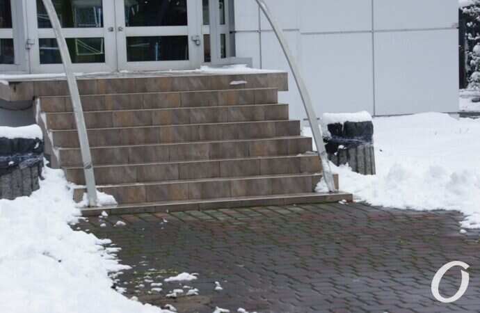 Очистка дорог, вход в магазин