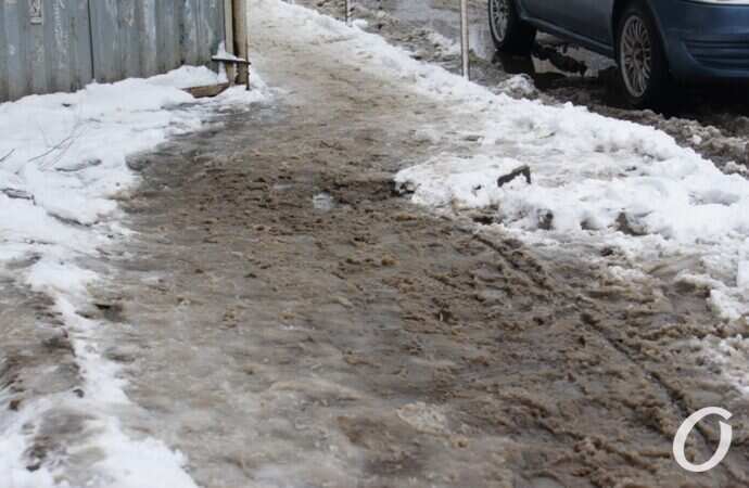 неочищенная от снега дорога