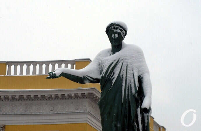 Не узнать: как снег преобразил одесские скульптуры (фото)