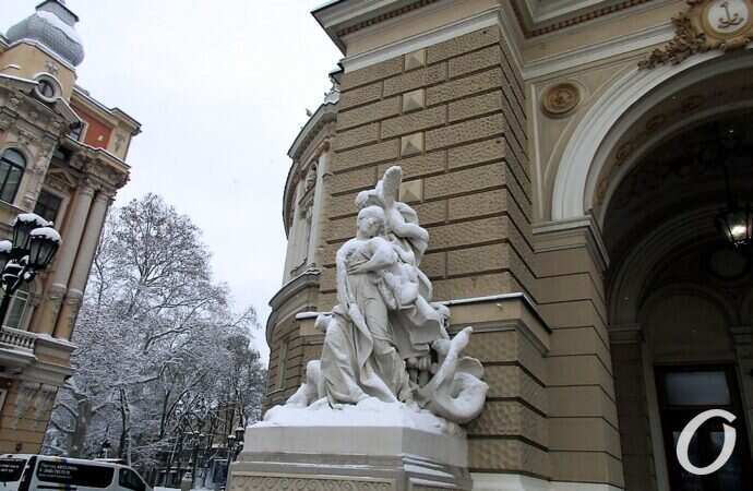 не узнать: у театра