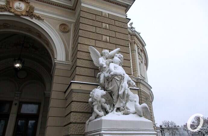 у оперного театра