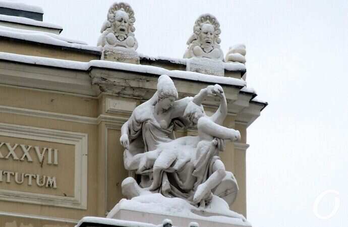 скульптуры у театра под снегом