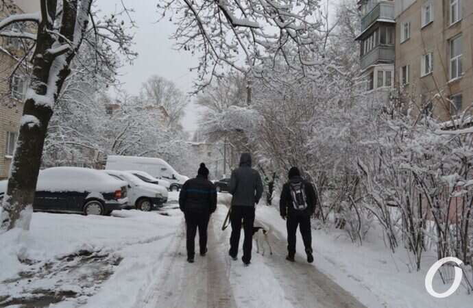 снег на Черемушках, прохожие