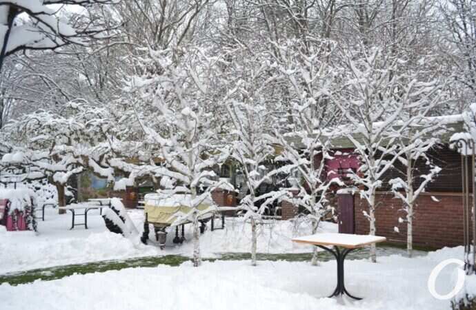 снег на Черемушках, столик
