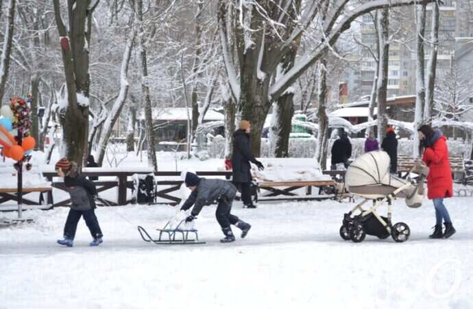 снег на Черемушках, катание на санках