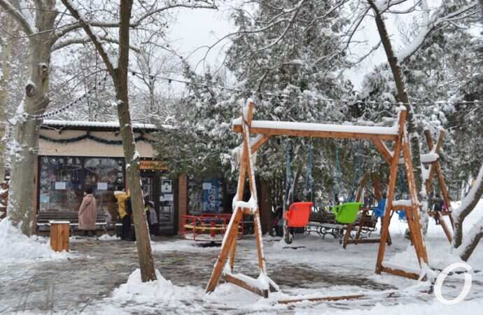 снег на Черемушках, качели