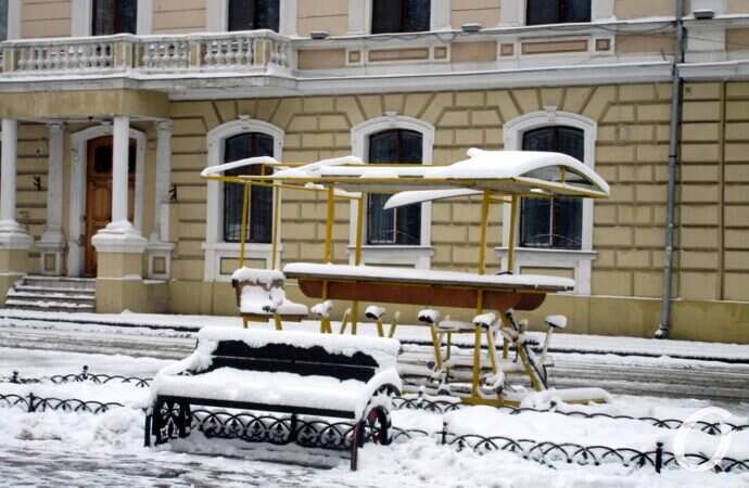 зима в центре Одессы, скамейка