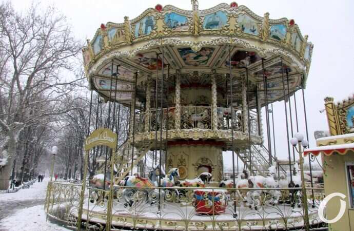 зима в центре Одессы, карусель