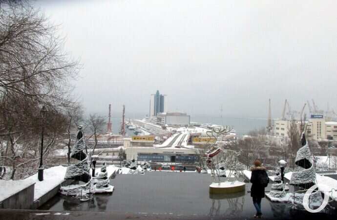 зима в центре Одессы, вид на морвокзал