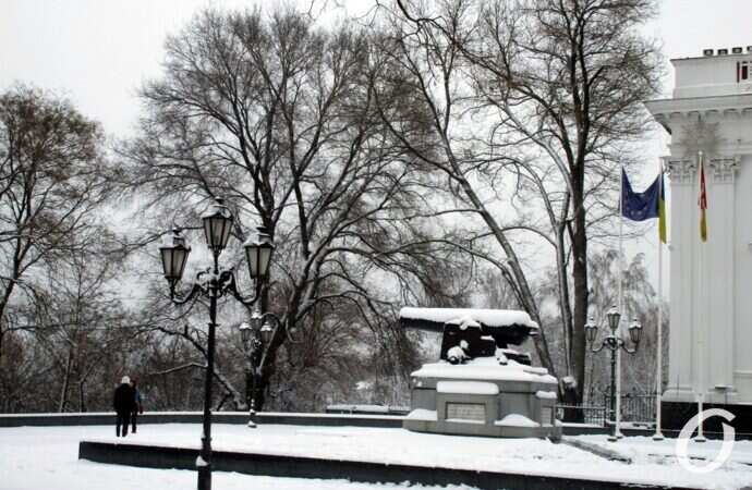 зима в центре Одессы, пушка