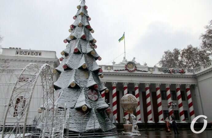 зима в центре Одессы, елка
