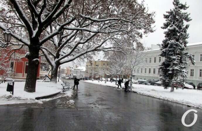 зима в центре Одессы, у театра
