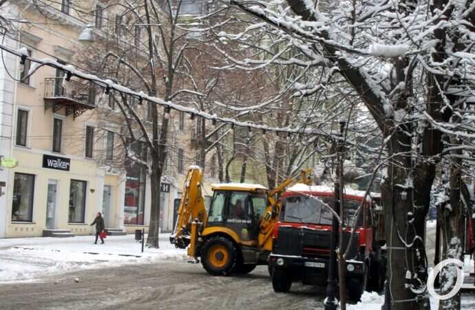 зима в центре Одессы, уборочная техника
